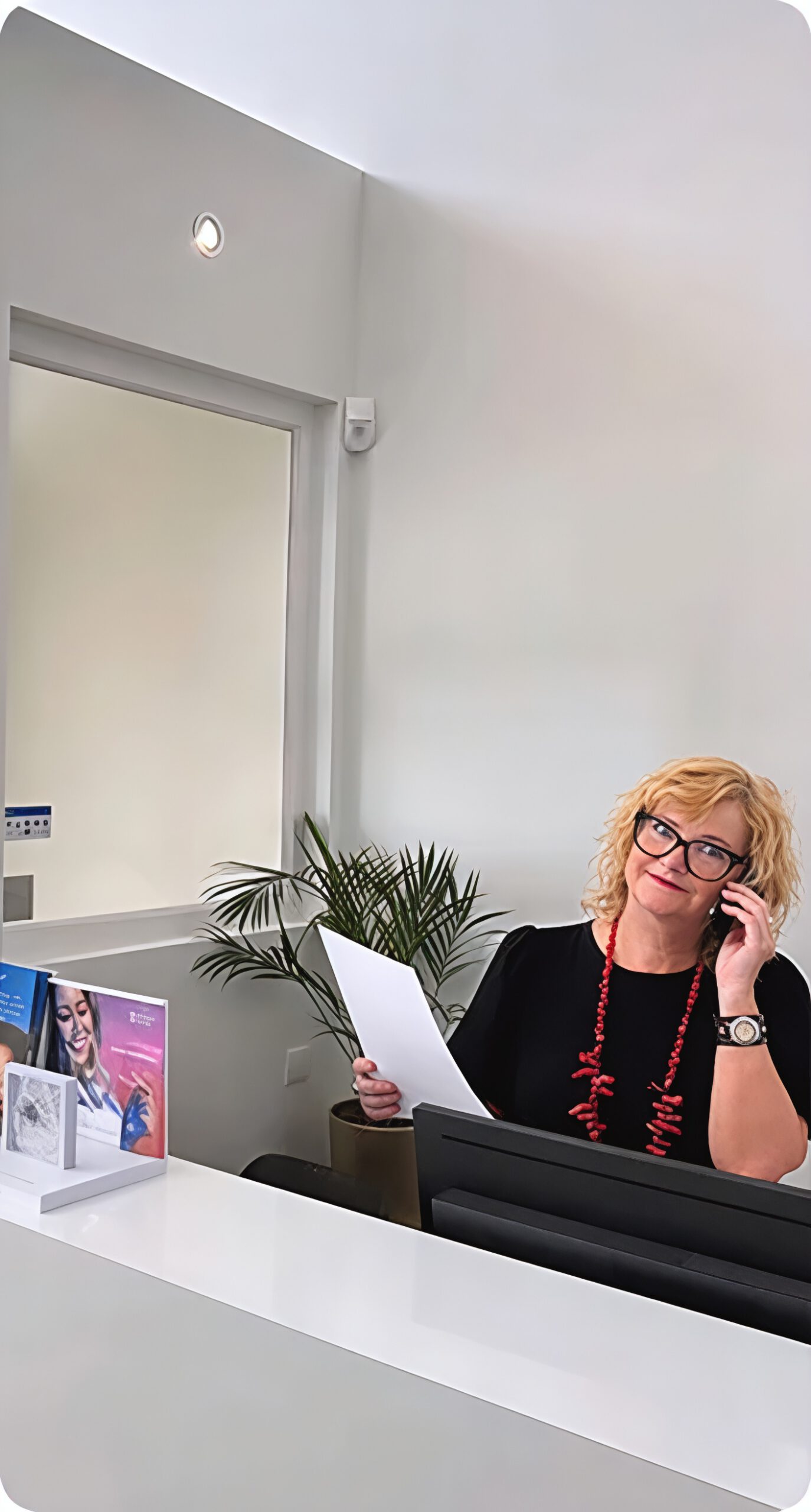 Receptionist aan balie