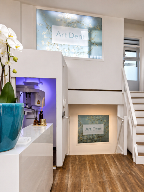 Wachtkamer met Art Dent logo op de achtergrond